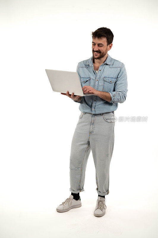 一个拿着笔记本电脑的年轻人