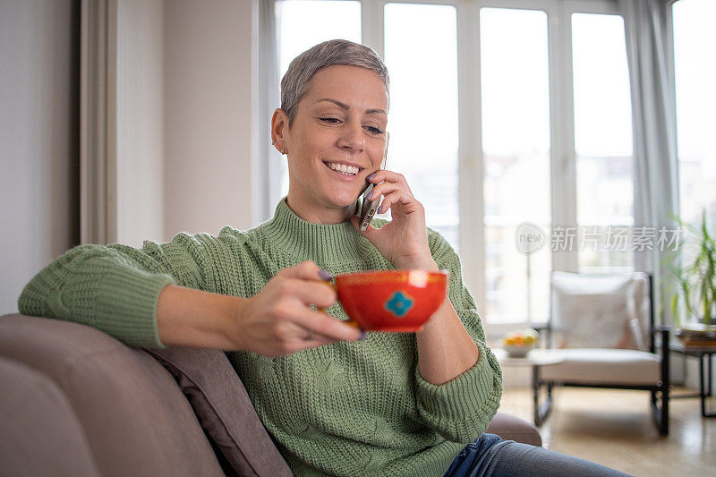 一个中年女性使用智能手机的肖像