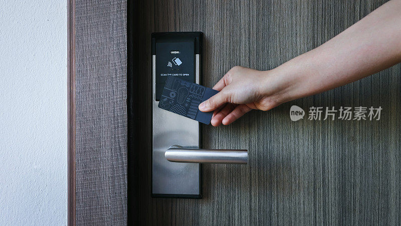 酒店智能卡门锁系统。酒店木门上的电子锁。入口门采用电子卡锁安全。用于酒店门禁的数字门锁安全系统