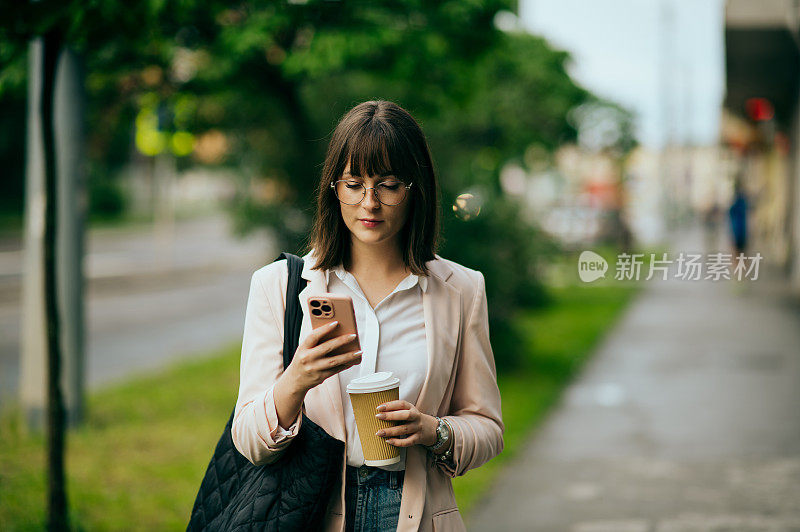 一个年轻女人去上班，在城市大街上