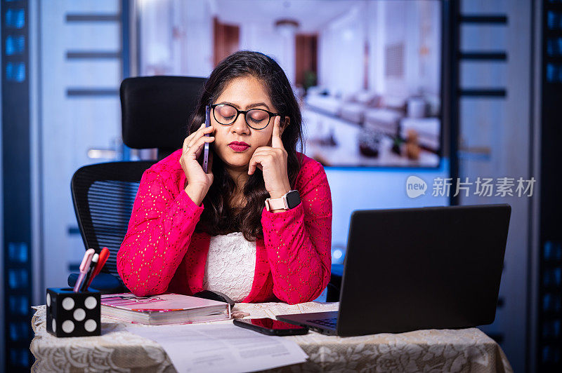 沮丧而紧张的女商人在打电话