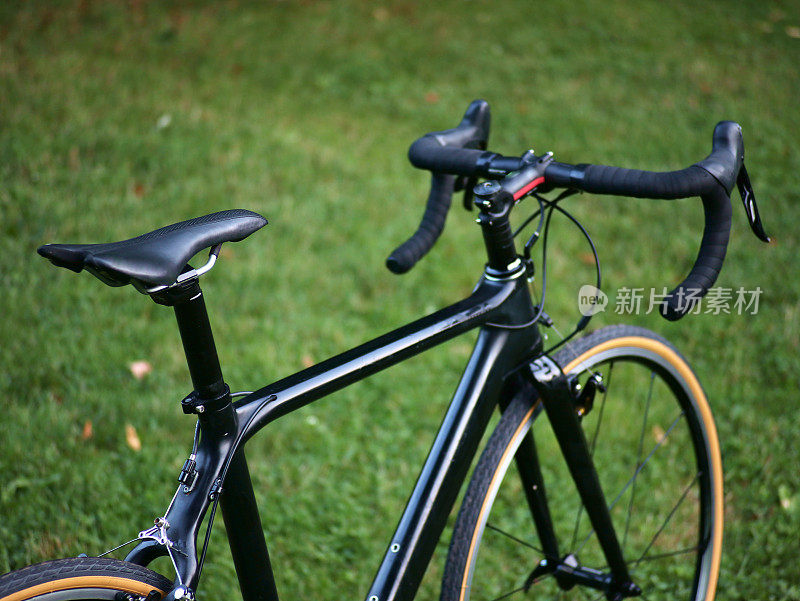 黑色自行车与草地背景(自行车交叉碳自行车)