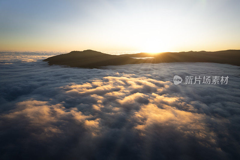 日落时群山从云海中浮现