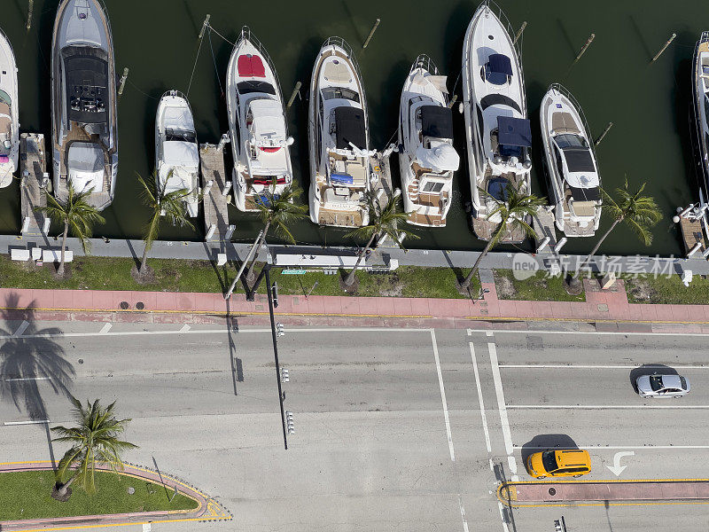 迈阿密海滩近岸内航道上的游艇