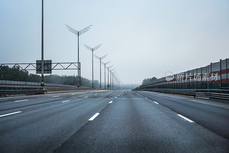 浓雾中的多车道高速公路