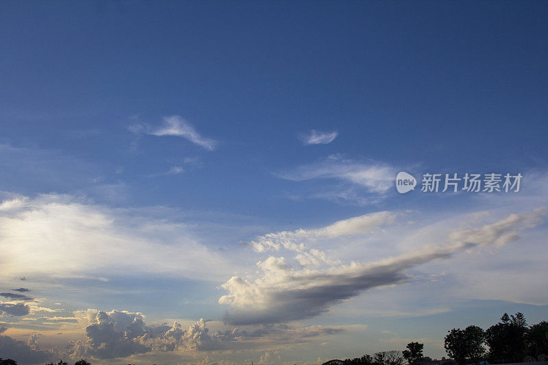 傍晚的天空中大气中有各种美丽的色彩和形状让人想象，还有许多云彩飘向空中，类似于一架大飞机飞过。