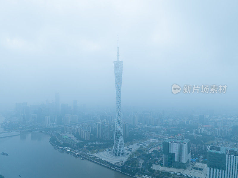 下雨天的广州塔