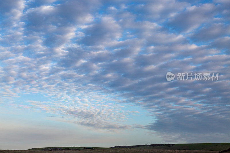 仰望乌云在苏塞克斯乡村上空形成的鲭鱼般的天空