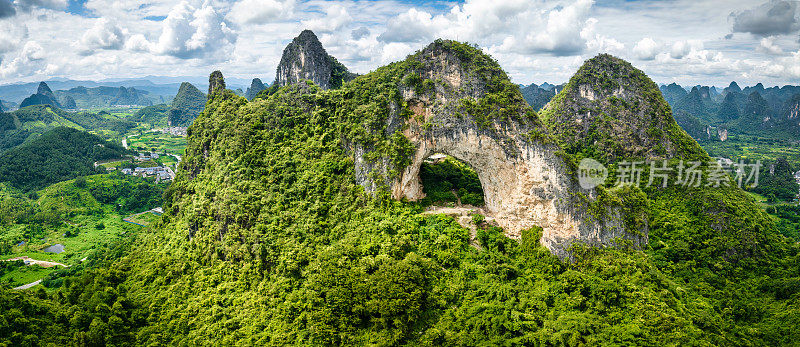 中国阳朔月山鸟瞰图。