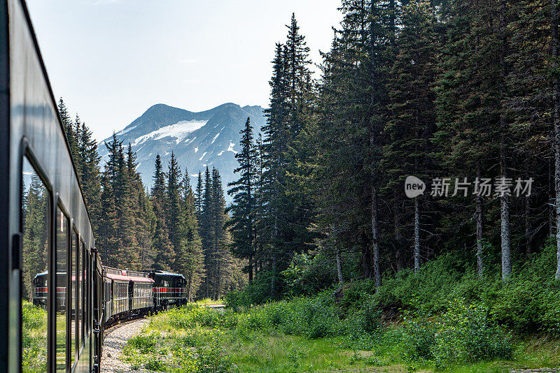 美国阿拉斯加州怀特山口山顶游览列车。