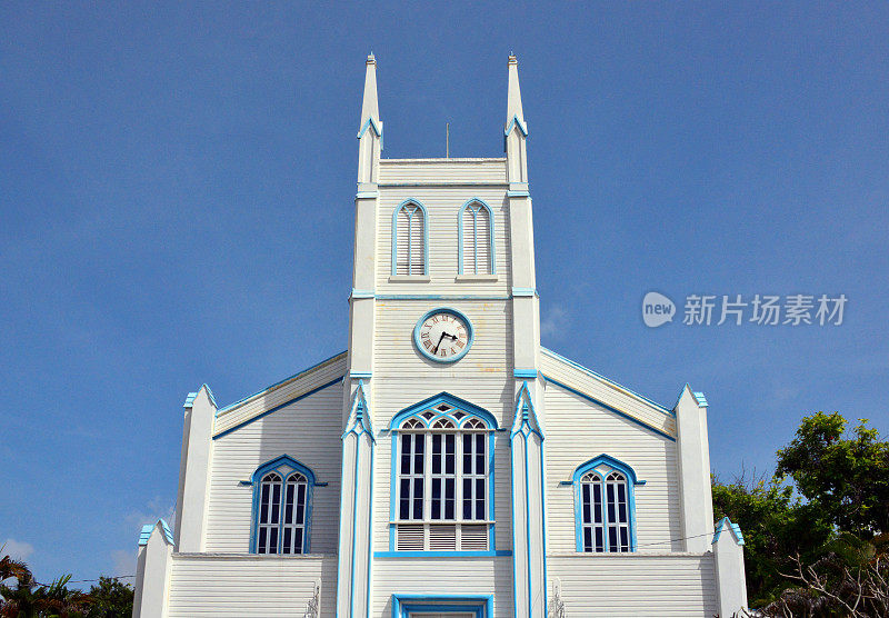 圭亚那乔治城，圣公会教堂-白色和蓝色的外墙配以钟楼