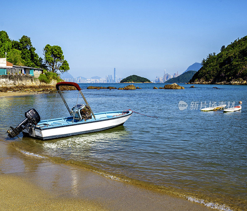 从平洲岛的海滩俯瞰香港岛和西九龙。