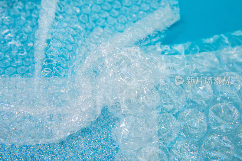 两种包装易碎物品的气泡膜和泡沫聚乙烯