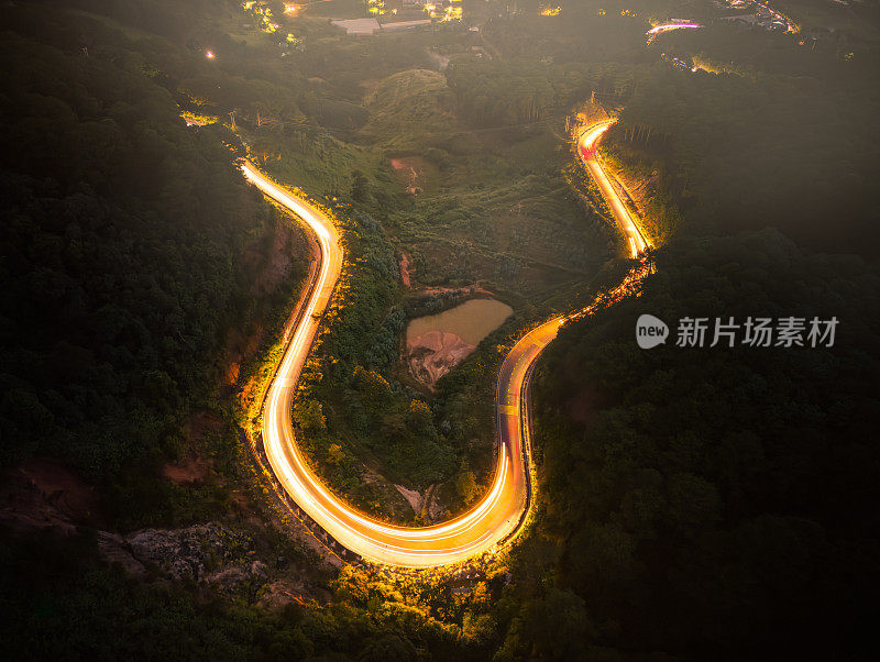 晚霞中的越南大叻市塔农山口鸟瞰图。远处蜿蜒的道路是越南的大叻市