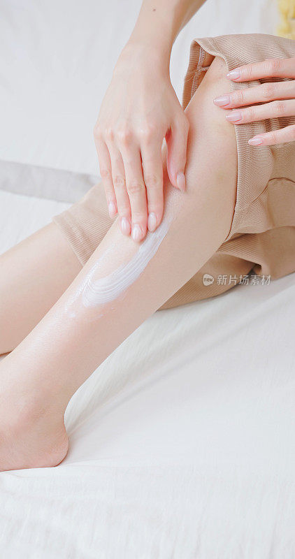 亚洲女性秋季护肤腿