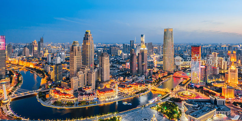 航拍夜景，中国天津海河金湾广场中央商务区的城市天际线
