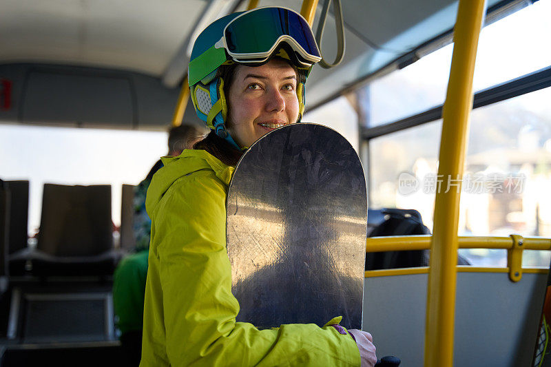 滑雪板运动员在度假村穿梭巴士上微笑