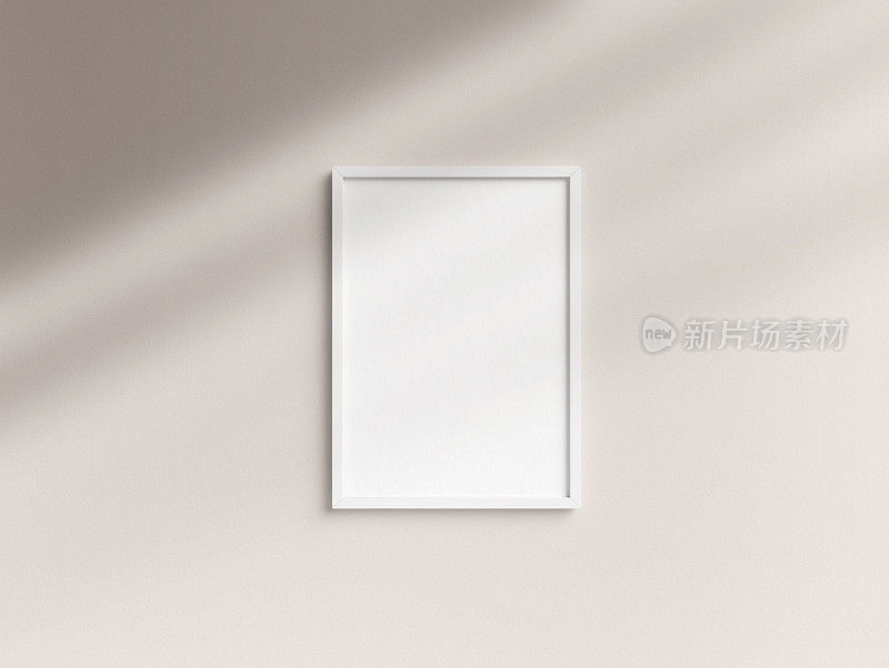空白的白色相框模板挂在墙上