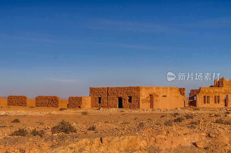 从著名的古老柏柏尔喀什眺望——传统的土坯房。迎山谷。摩洛哥。