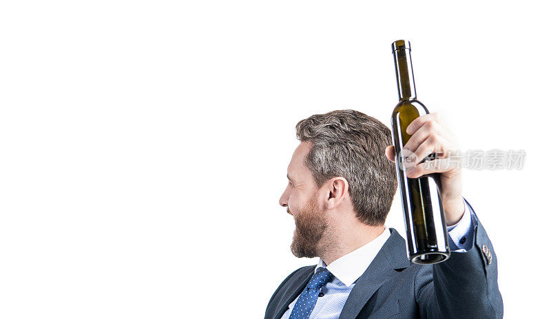 西装革履的快乐男子捧着一瓶酒，独自在公司聚会上庆祝
