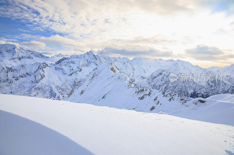 全景冬季景观阿尔卑斯山峰。在滑雪胜地的顶端。享受日落阳光滑雪胜地。粉雪雪山白云石超级滑雪场。滑雪胜地。塞拉隆达，意大利，欧洲