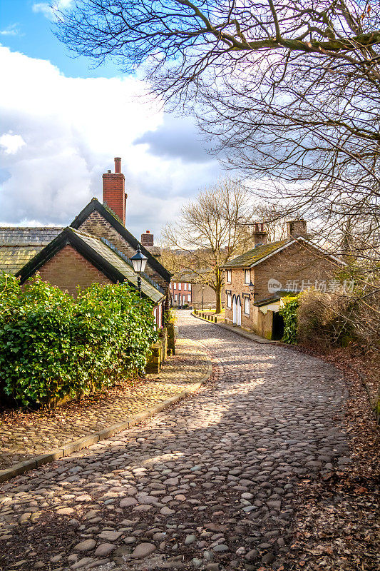 传统田园诗般的英国乡村哈姆雷特，有小屋和狭窄的鹅卵石路