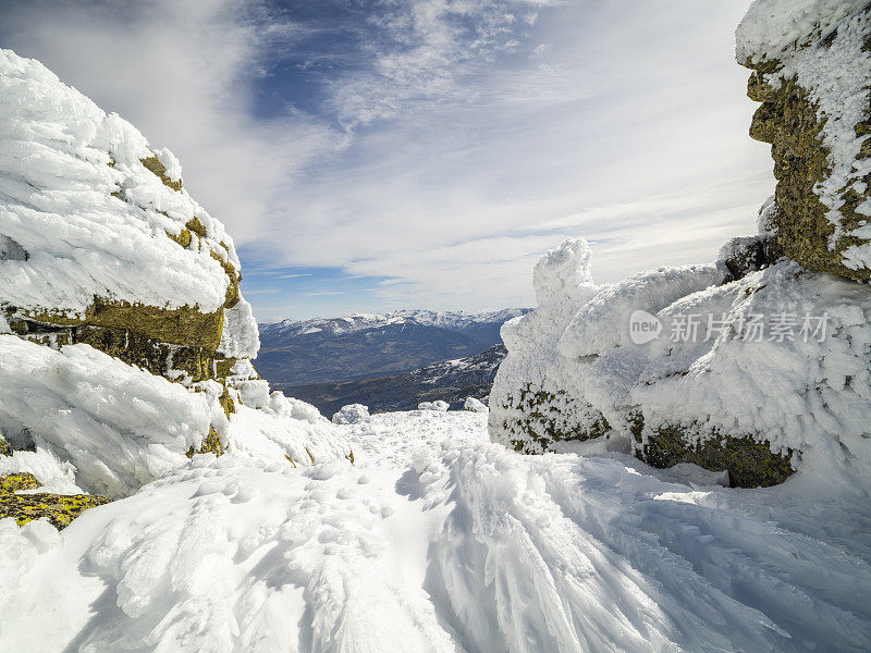 冬季高山白雪皑皑的冬季景观