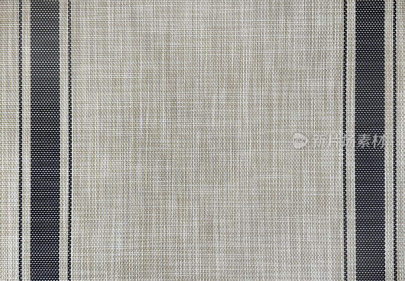台布或台布流布，有时切得较小，以板垫接近无缝质感。