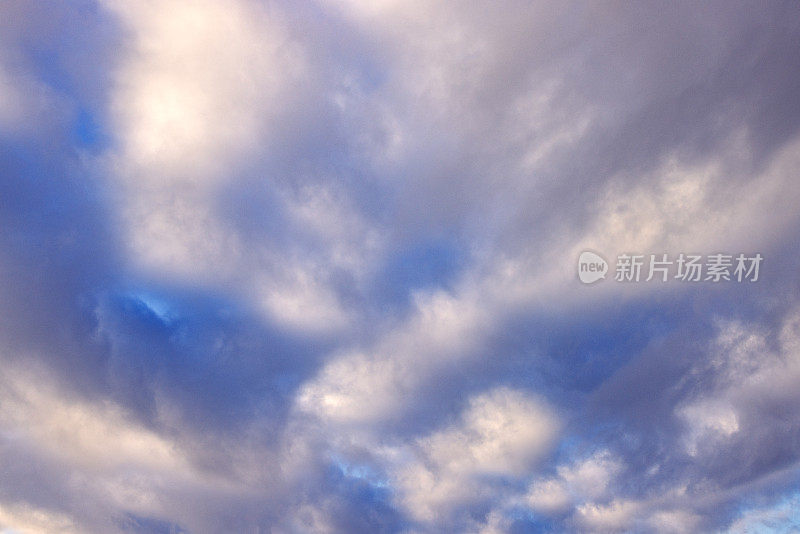 蔚蓝的天空中密布着灰色的积雨云