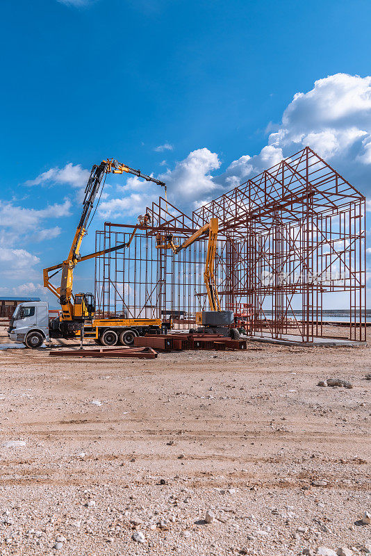 工业建筑工地起重起重机牵引车。建筑工业用重型机械