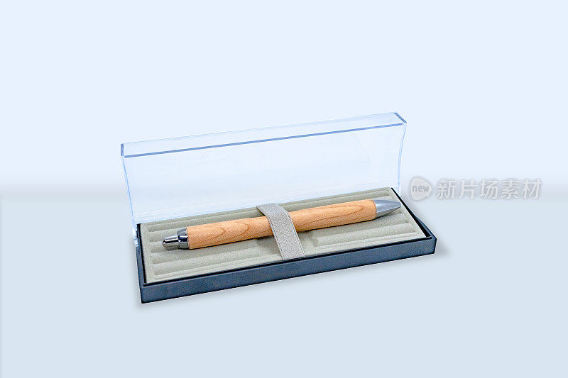 一支看起来很贵的木制钢笔，装在一个玻璃盒子里
