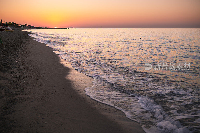 太阳沿着海滩升起