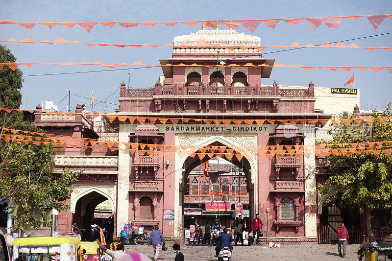 印度焦特布尔的萨达尔市场旧塔上装饰着猎旗