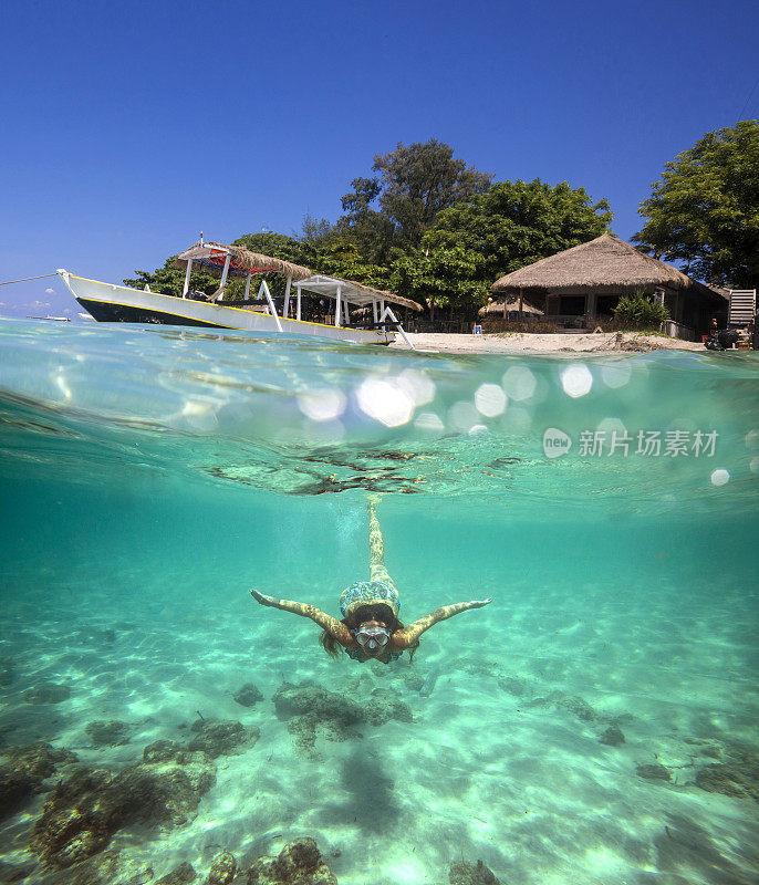 在热带岛屿附近潜水的女人