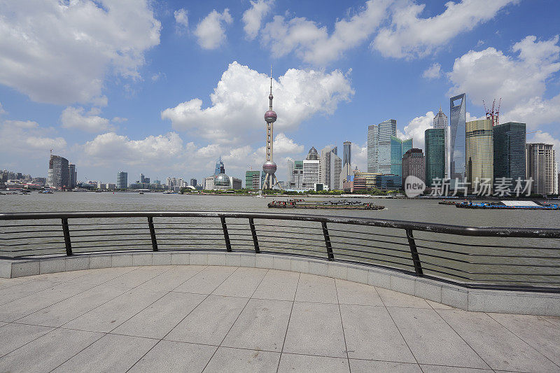 陆家嘴金融贸易区是上海城市景观中的地标天际线