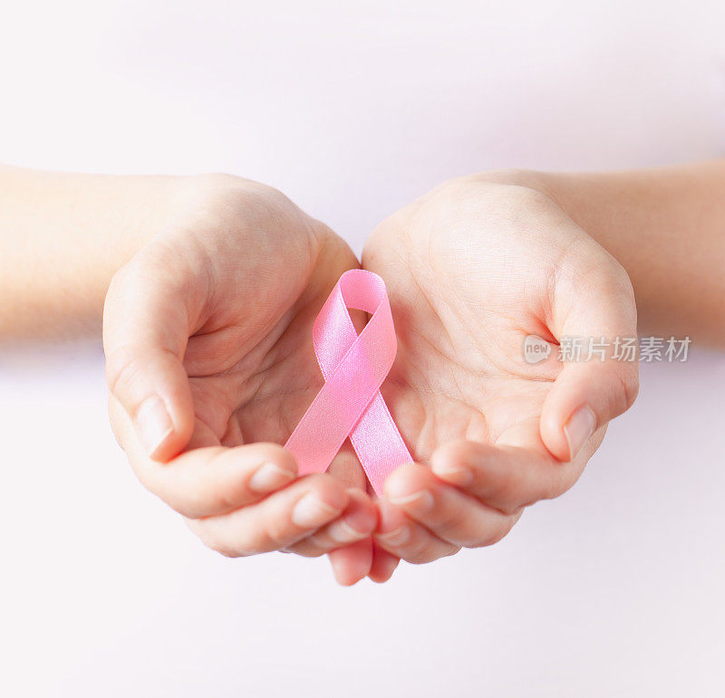 手持粉红乳腺癌意识丝带