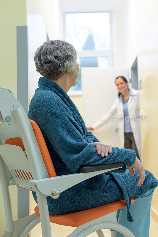 病人在医院等待
