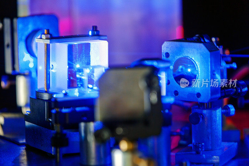 量子光学实验室里的蓝色激光器。