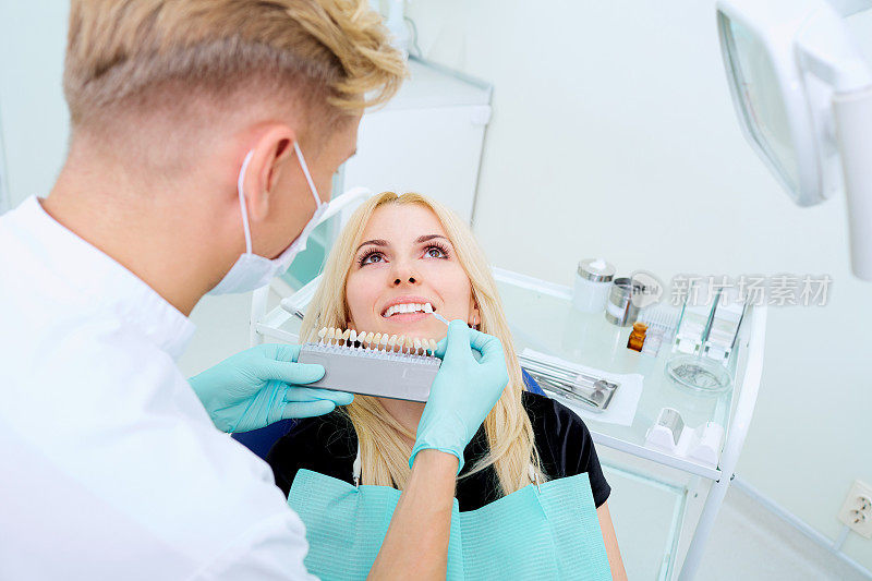 牙科医生尽量选择牙齿的颜色和病人