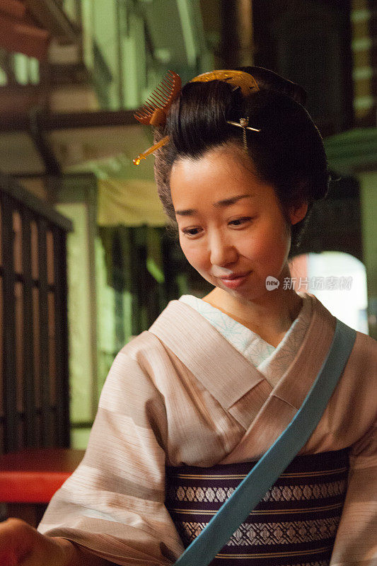 在日本老城传统风格的日本妇女