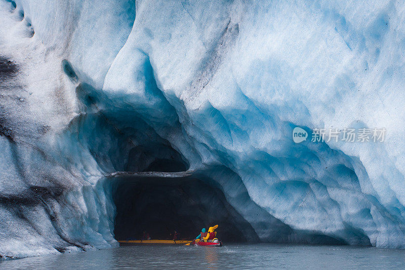 划独木舟进入蓝色冰洞