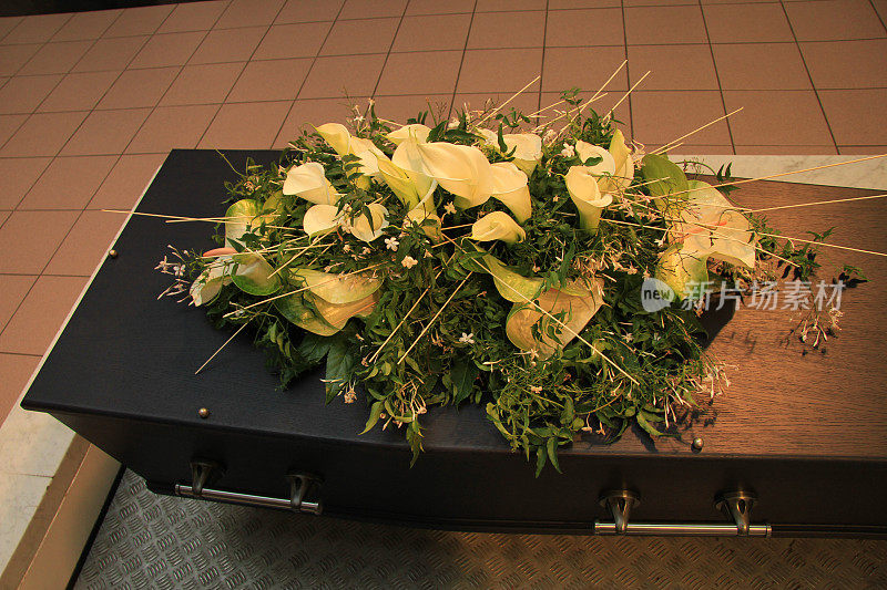 棺材上的葬礼鲜花