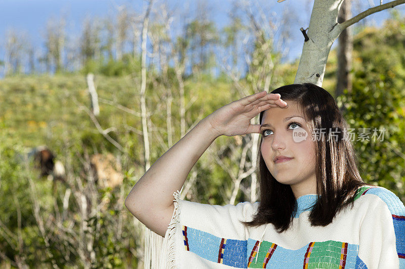 人物:身穿珠饰服装的年轻女性描绘了美国土著文化。