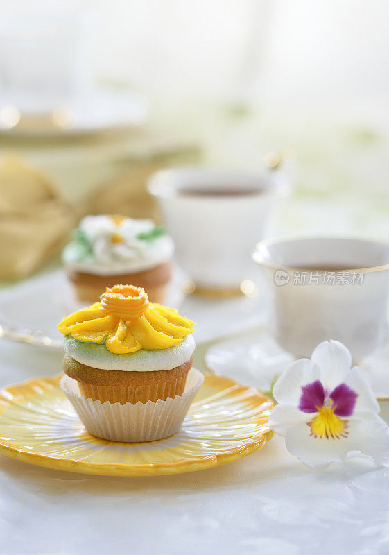 春茶派对-黄雏菊纸杯蛋糕和茶杯