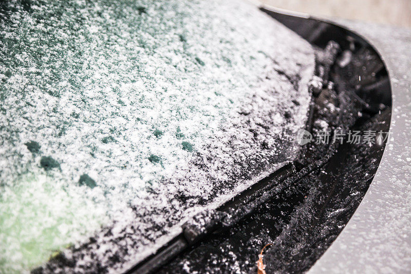 汽车挡风玻璃上的雪