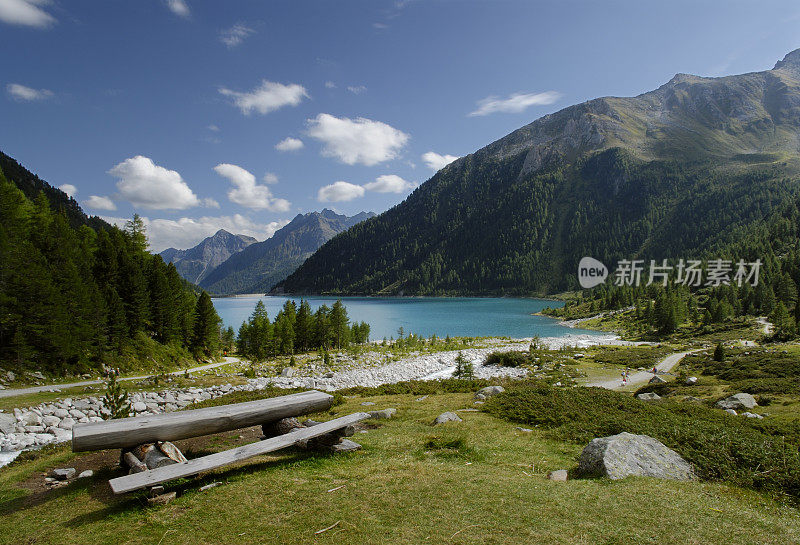 木凳子俯瞰内维斯湖(意大利阿尔卑斯山)