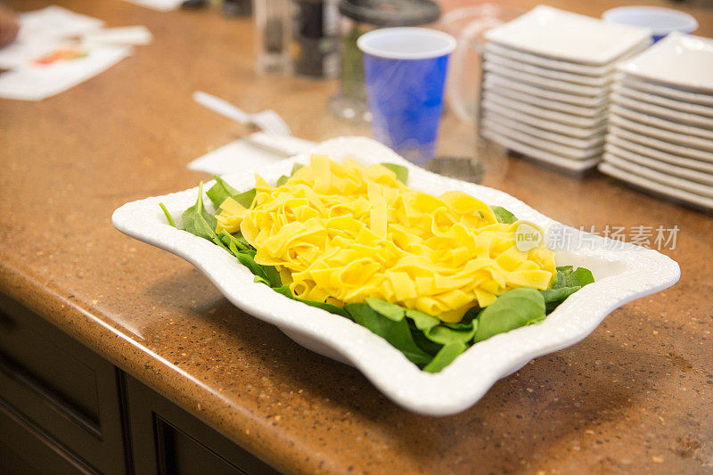 宽面条铺在一层菠菜上