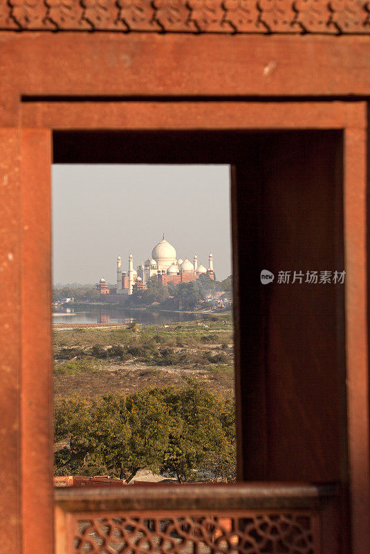 著名的泰姬陵从印度阿格拉的肮脏窗口