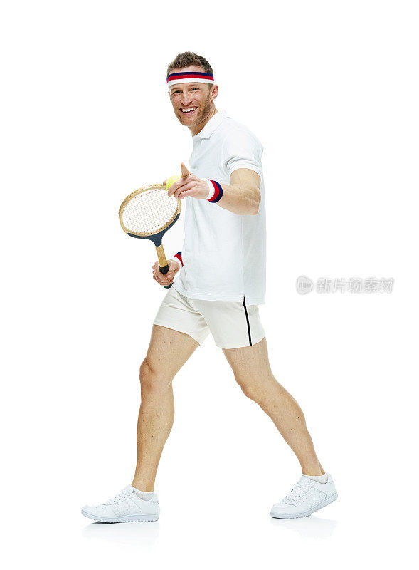 开朗的男网球运动员指着镜头