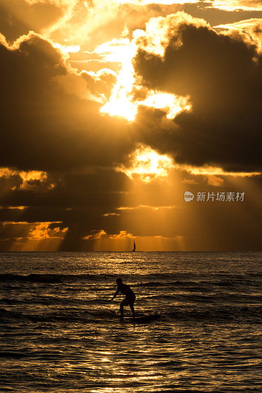 威基基海滩冲浪